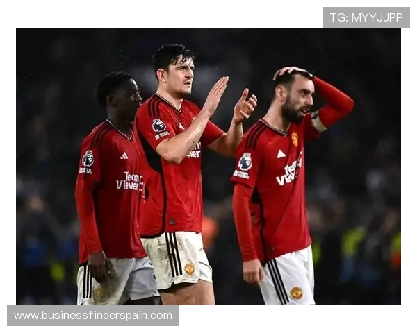 曼联高位压迫战术与防线暴露问题,对赛季稳定性形成制约 曼联高位压迫战术与防线暴露问题,对赛季稳定性形成制约