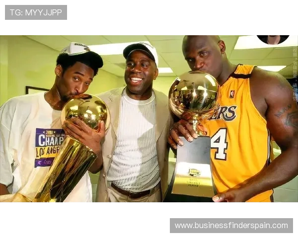 奥尼尔低位单打主导内线，对比科比外线效率更高